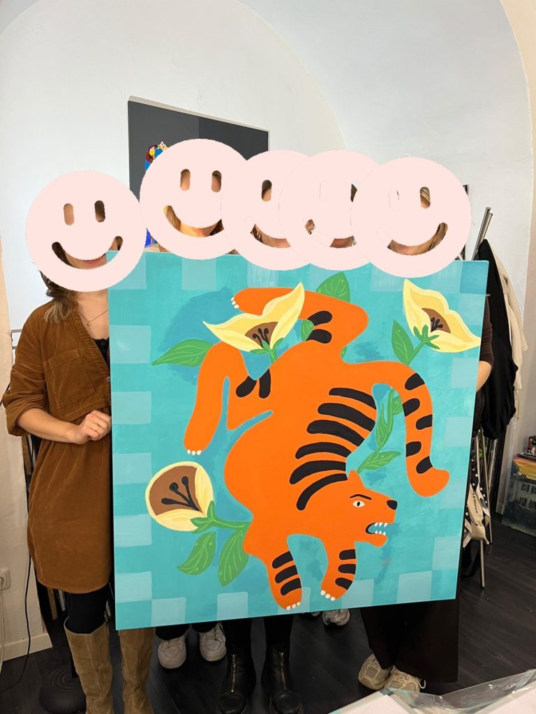 Frauen halten ein Gemälde der Art Factory ncstreetsart Frauen halten ein Gemälde der Art Factory ncstreetsart