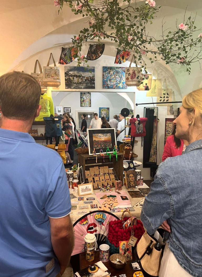 Kunstnacht Passau Blick in einen geschäftigen Markt mit Kunsthandwerk und Besuchern im Hintergrund. Kunstnacht Passau 2026 in der Art Factory ncstreetsart.
