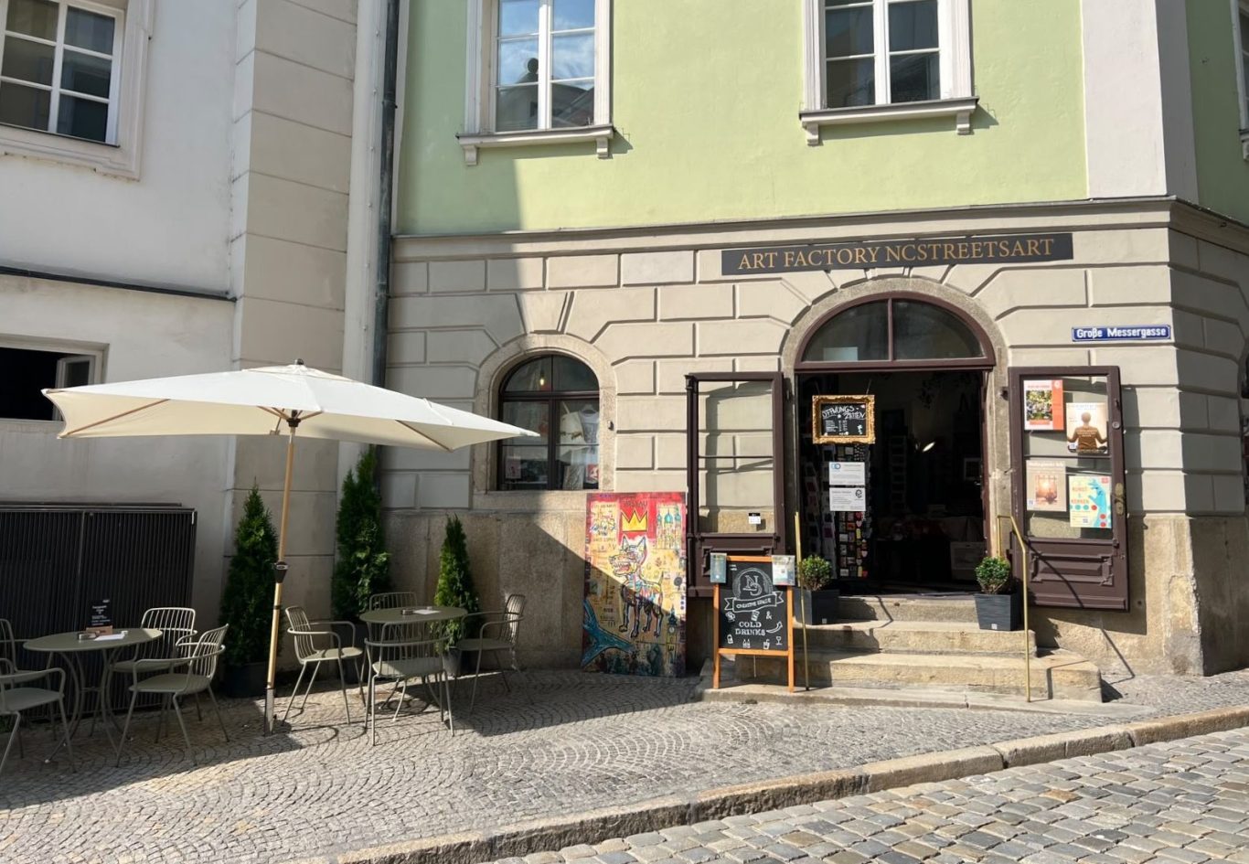 Besondere Events in der Art Factory ncstreetsart Zwei Mädchen feiern Kunstnacht mit Sonnenblume und dem Spruch "Mädchenpower!"