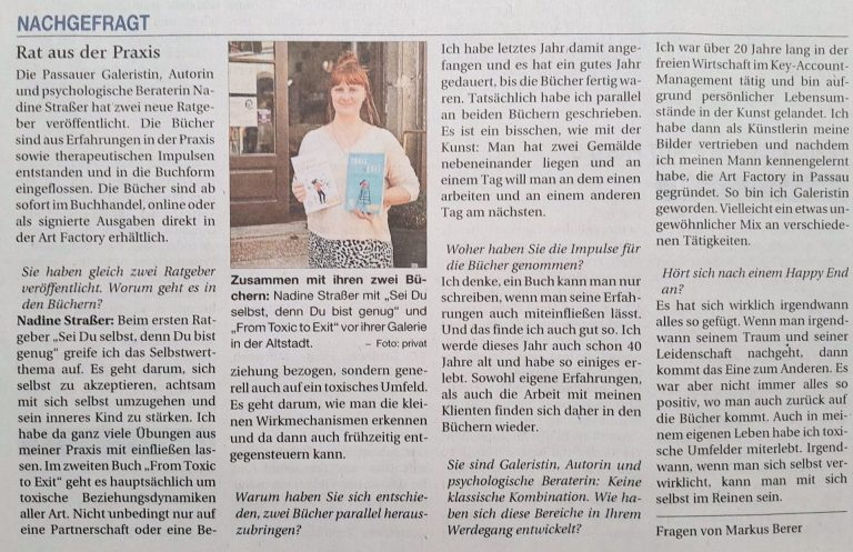 Passauer Neue Presse Interview Junge Frau hält ein Buch und schaut in die Kamera, umgeben von Text. Zeitungsartikel PNP.